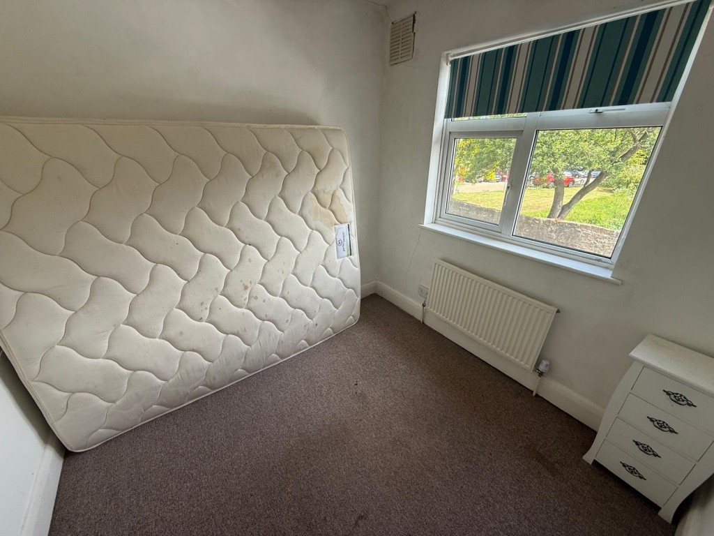 Lot: 31 - SEMI-DETACHED HOUSE FOR REFURBISHMENT IN POPULAR VILLAGE - Bedroom 1